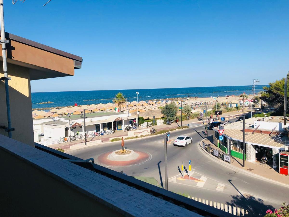 Апартаменты Sunrise Beach House - Sea View Монтесильвано Экстерьер фото