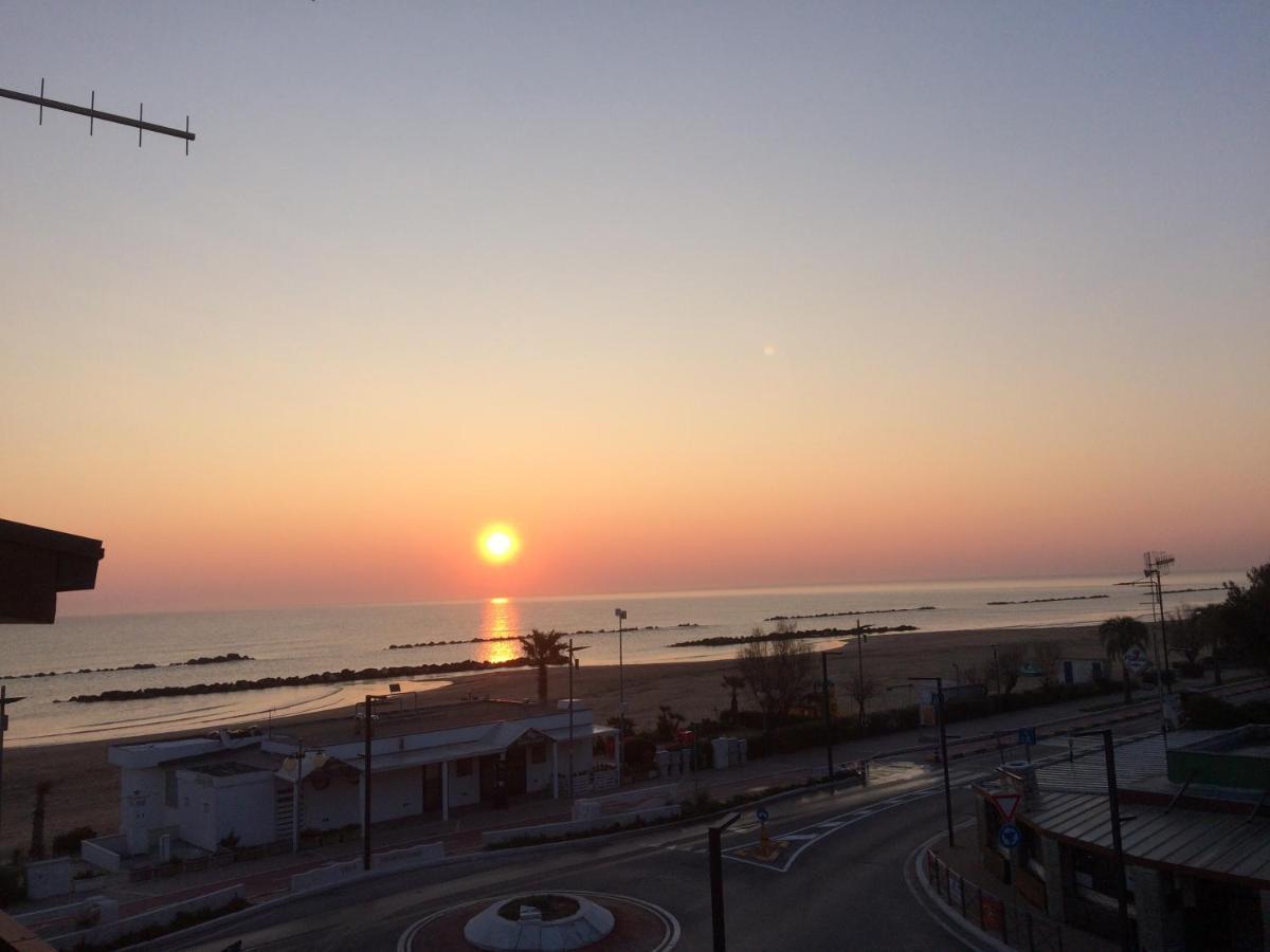 Апартаменты Sunrise Beach House - Sea View Монтесильвано Экстерьер фото