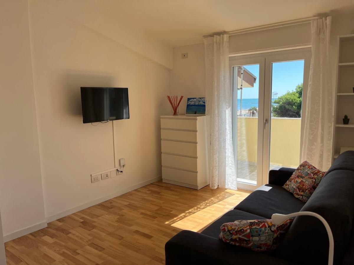 Апартаменты Sunrise Beach House - Sea View Монтесильвано Экстерьер фото