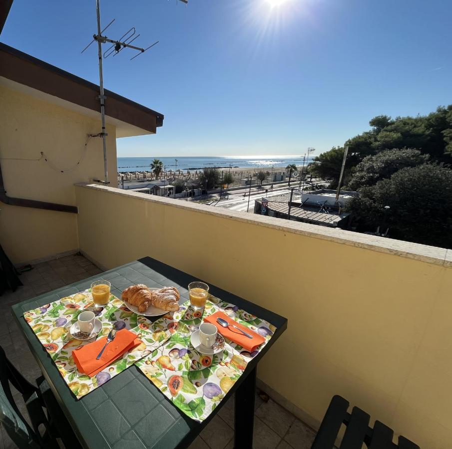 Апартаменты Sunrise Beach House - Sea View Монтесильвано Экстерьер фото