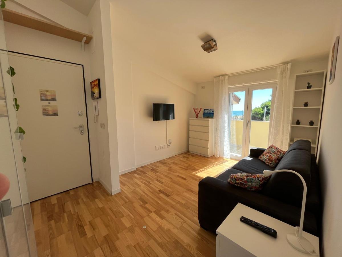 Апартаменты Sunrise Beach House - Sea View Монтесильвано Экстерьер фото
