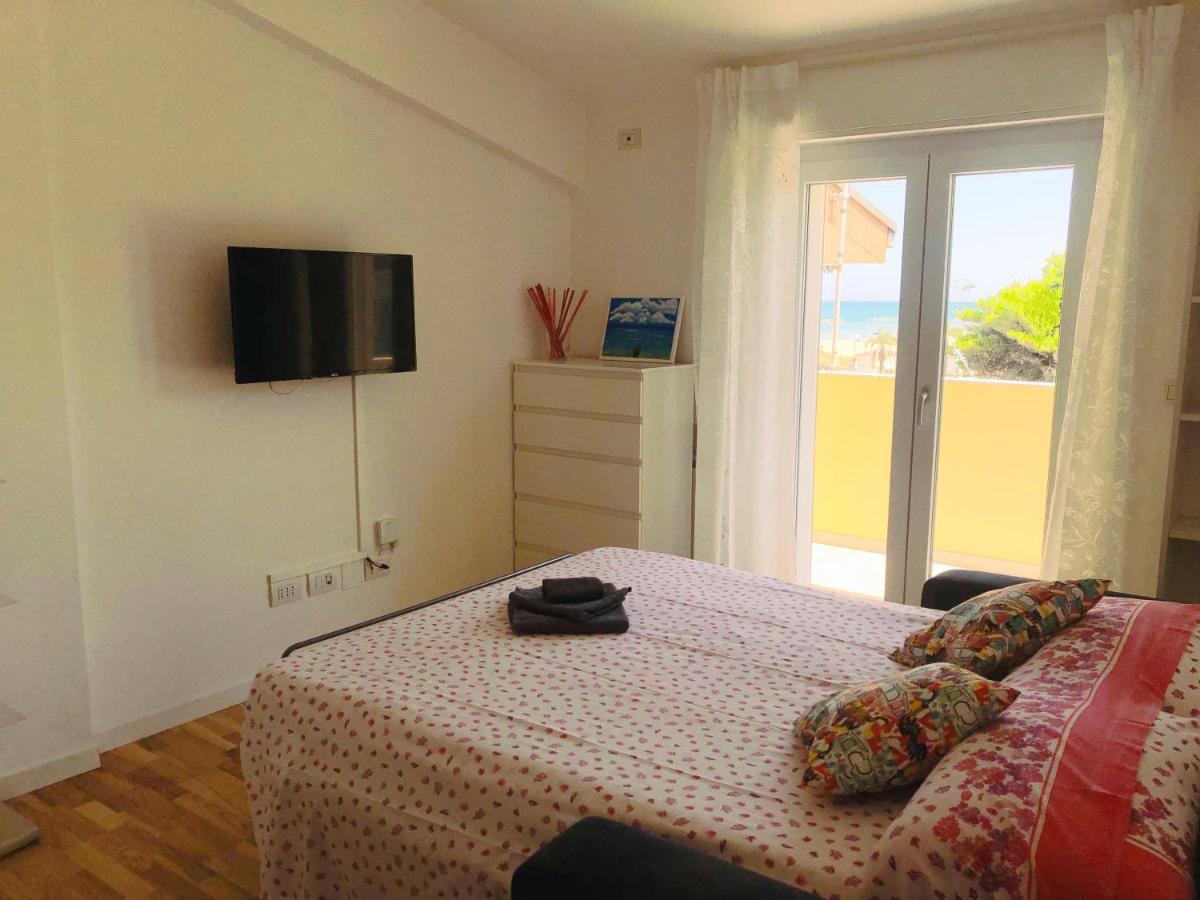 Апартаменты Sunrise Beach House - Sea View Монтесильвано Экстерьер фото